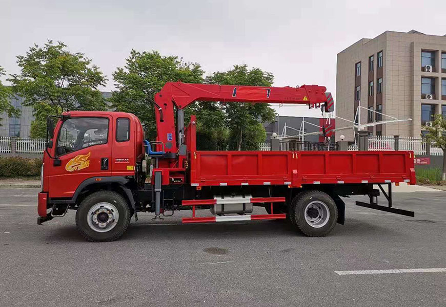 重汽豪曼（國(guó)六）4500軸距8噸隨車(chē)吊