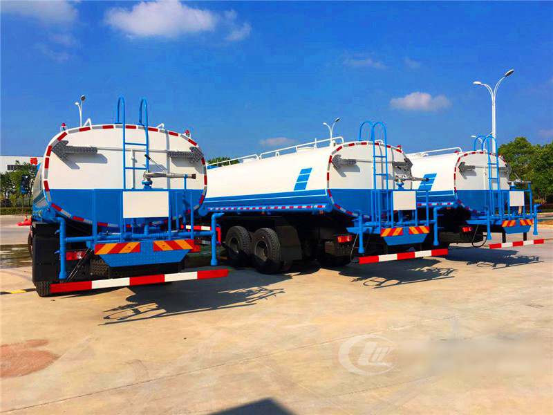 云南客戶批量訂購的東風(fēng)后雙橋?yàn)⑺囀状伟l(fā)車3臺